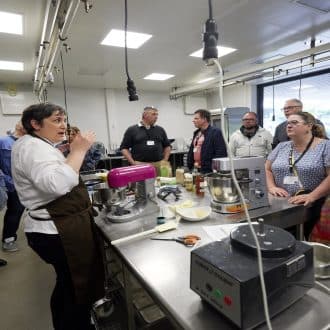 80 chefs de cuisine des cantines des lycées en formation au Cercle culinaire à Rennes.