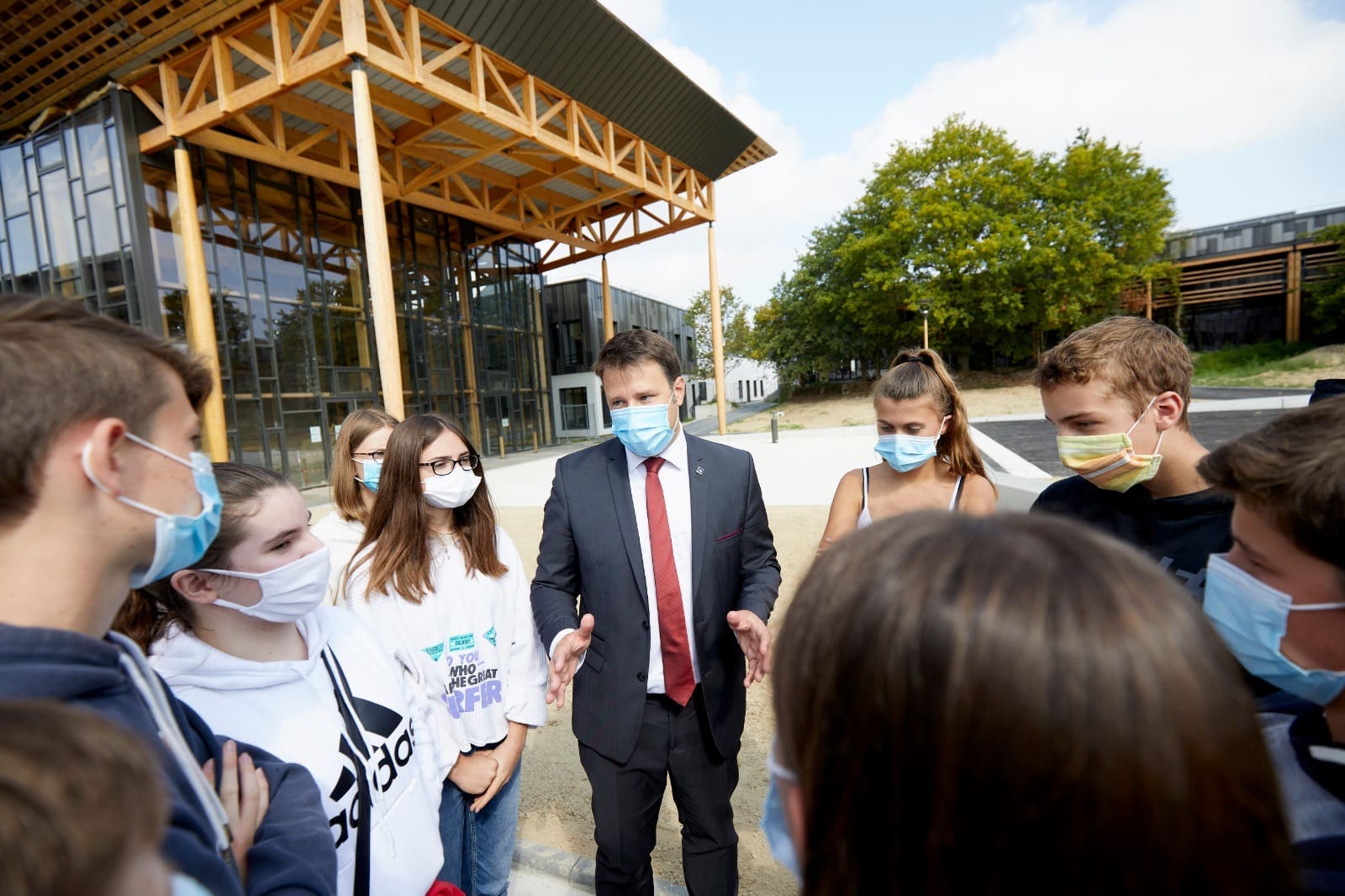 le président et des lycéens lors de la rentrée