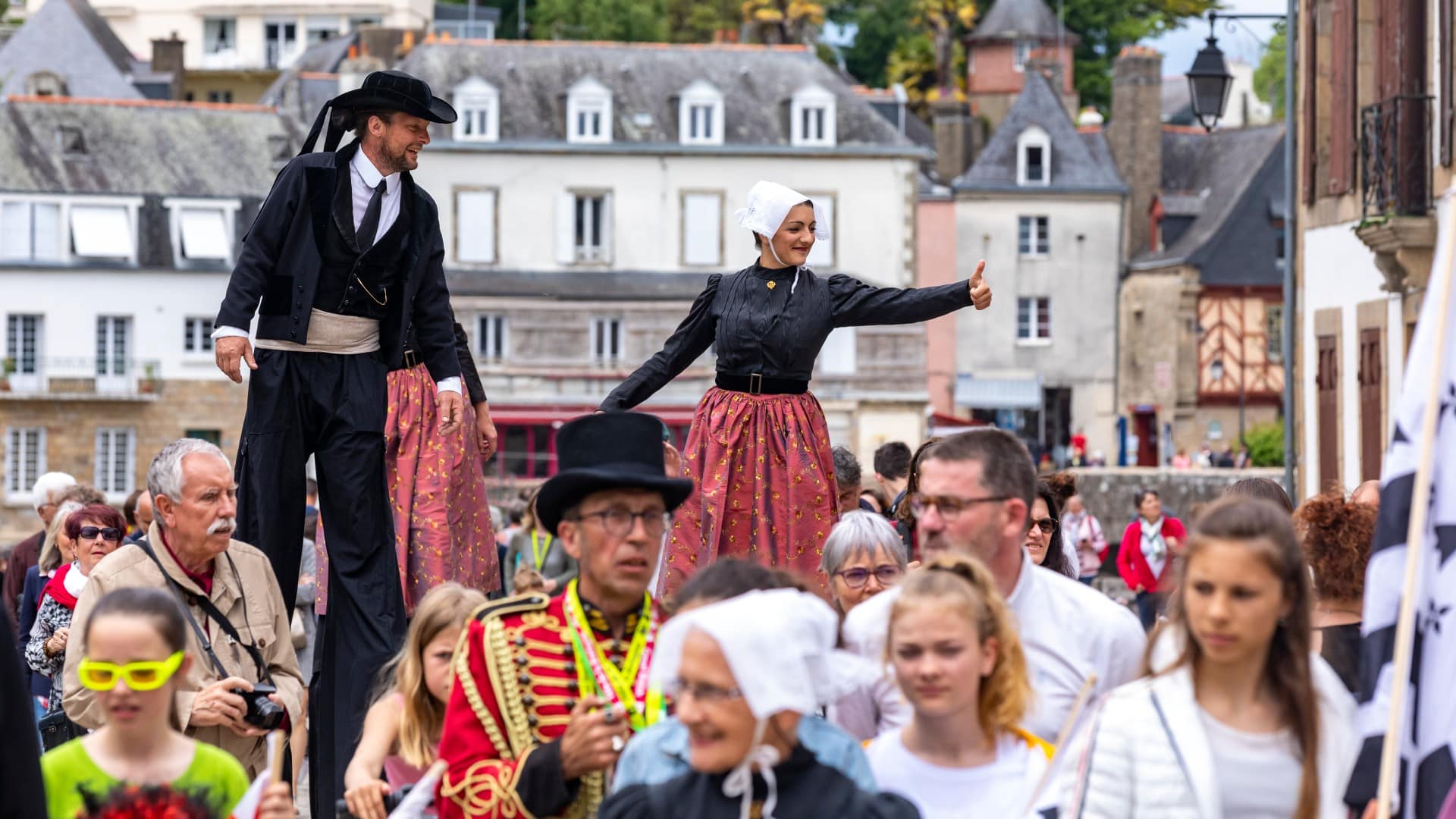 Danseurs bretons parmi la foule pendant la Fête de la Bretagne 2019