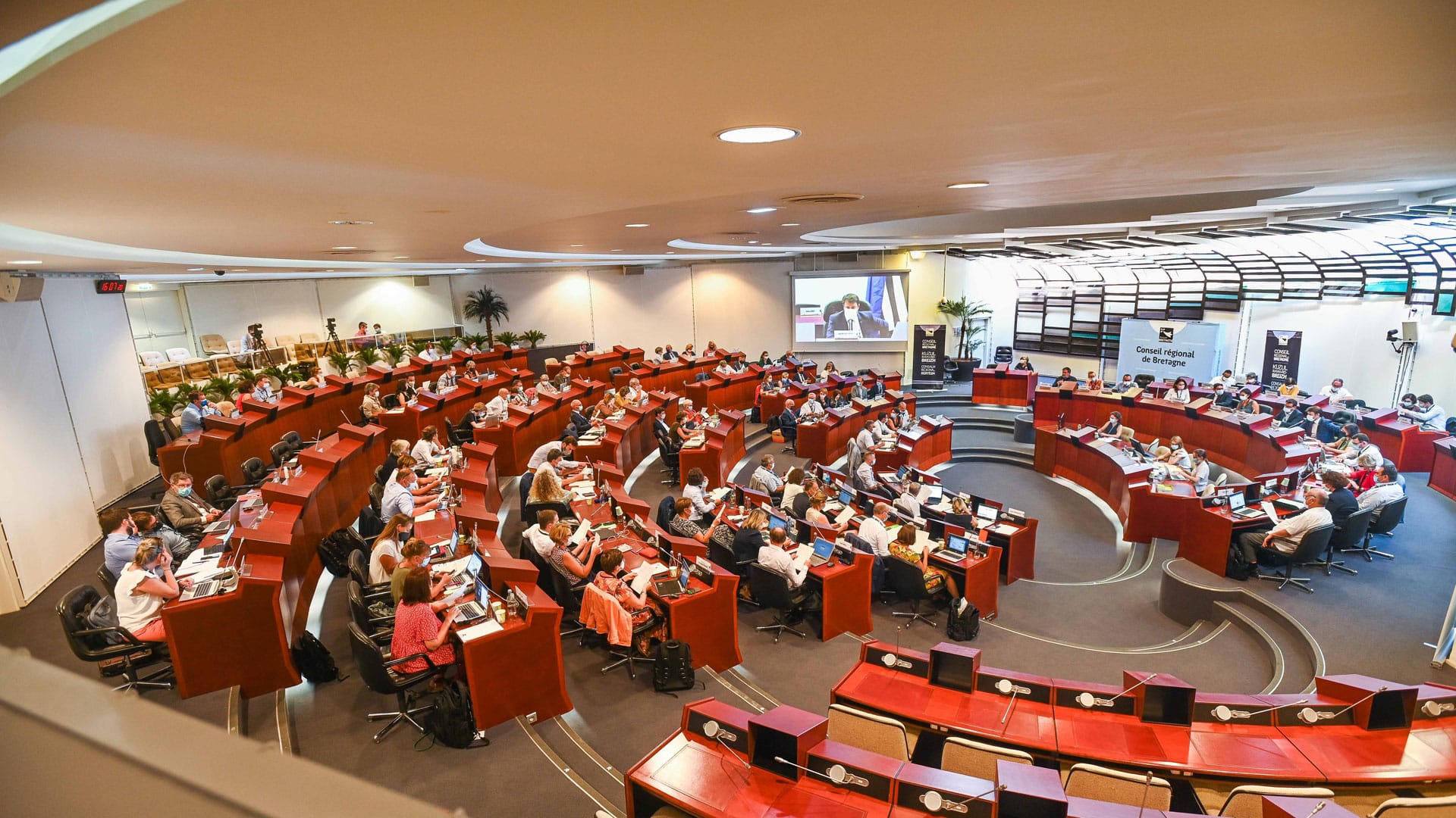 conseil régional en session : vue de haut de l'hémicycle régional de l'hôtel de Courcy à Rennes