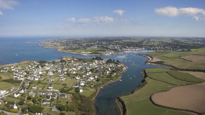 vue de haut d'un territoire urbanisé sur le littoral