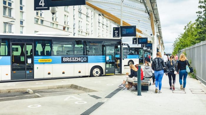 Jeunes attendant le car