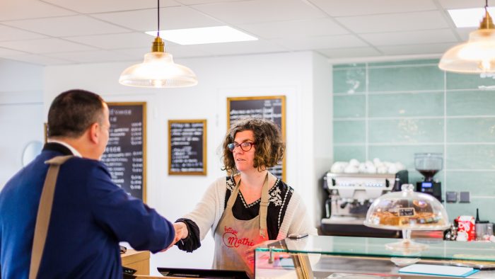 Commerçante servant un client