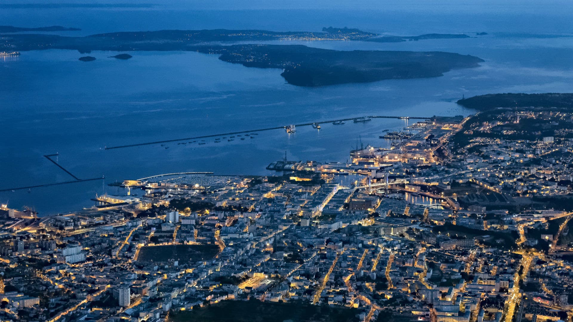 Vue de hauteur et de nuit de Brest