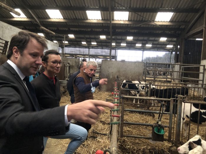 Le Président de Région avec Aurore Danielou dans une étable avec des vaches