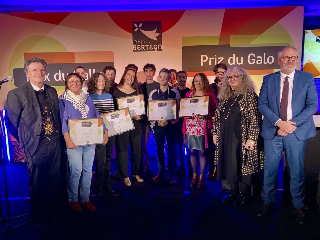 Les lauréats des prix du Gallo 2025 en compagnie de la vice-présidente Kaourintine Hulaud et de Paul Molac, conseiller régional
