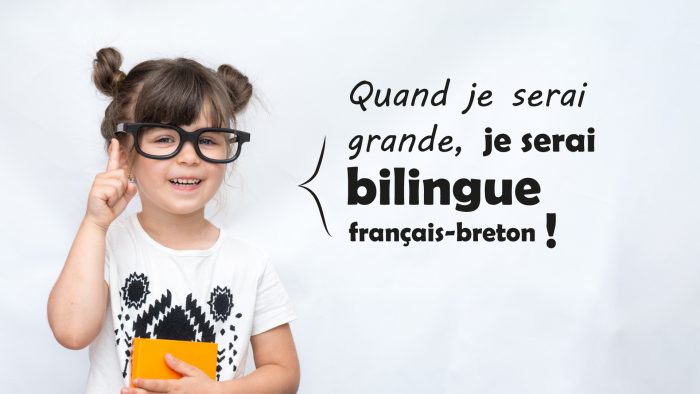 Petite fille de 4 ou 5 ans levant le doigt etdisant "quand je serai grande, je serai bilingue français-breton"