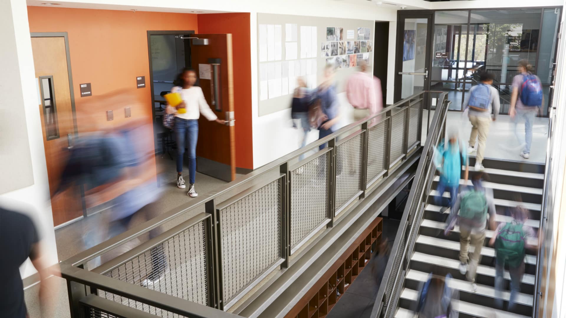 Lycéens pendant l'intercours dans un lycée