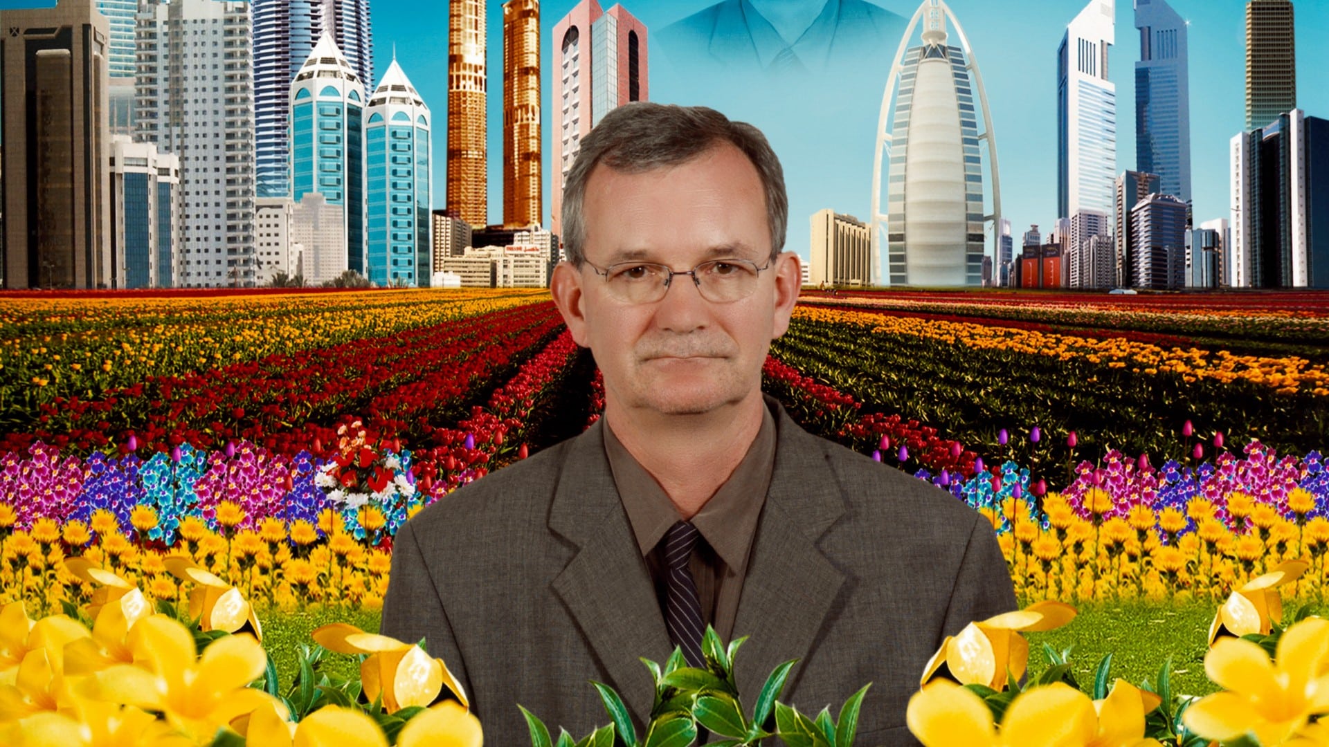 Autoportrait de Martin Parr au milieu d'un champ de fleurs artificielles, avec les tours de Dubai en arrière-plan