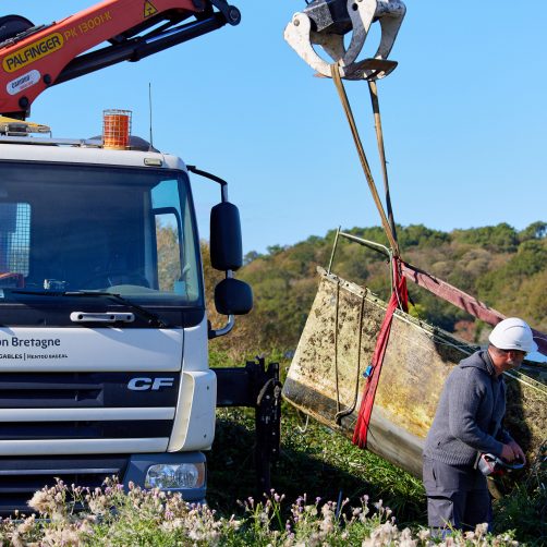 Extraction d'une épave abandonnée dans la Vilaine.