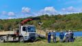 Les hommes de la gendarmerie participent à l'extraction des épaves abandonnées dans la Vilaine.