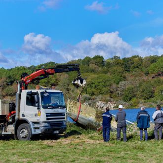 Les hommes de la gendarmerie participent à l'extraction des épaves abandonnées dans la Vilaine.