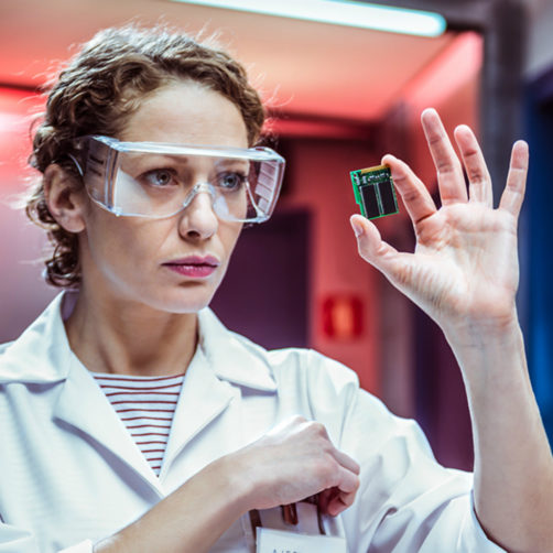 Femme avec une puce électronique