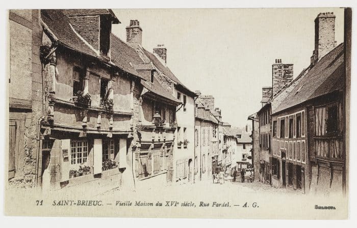Carte postale de Saint-Brieuc.
© Éditions André Garnon ; Éditions Lévy Fils
et Compagnie (éditeur), Collection musée de
Bretagne et Écomusée de la Bintinais, Rennes.