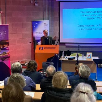 L’universitaire irlandais, Éamon Ó Ciosáin donnant une conférence sur les Irlandais de Bretagne à Limerick.