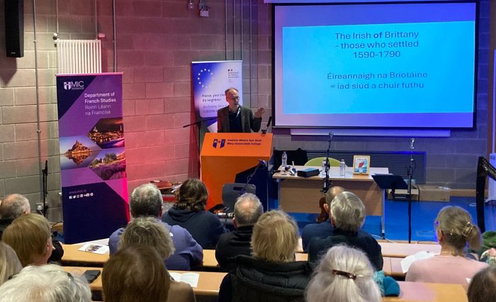 L’universitaire irlandais, Éamon Ó Ciosáin donnant une conférence sur les Irlandais de Bretagne à Limerick.