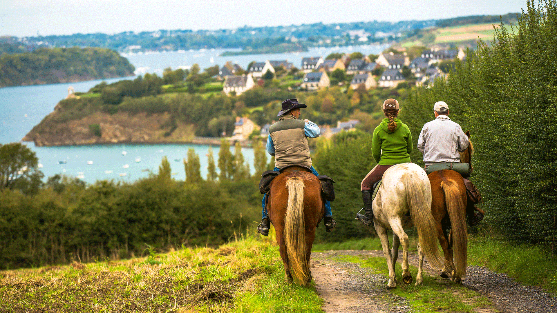 Balade à cheval depuis le Mont Garrot, vue sur le village de Saint-Suliac et sur le fleuve Rance