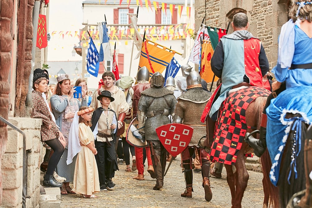 Fête médievale dans une cité de Bretagne : fêter l’histoire et le patrimoine