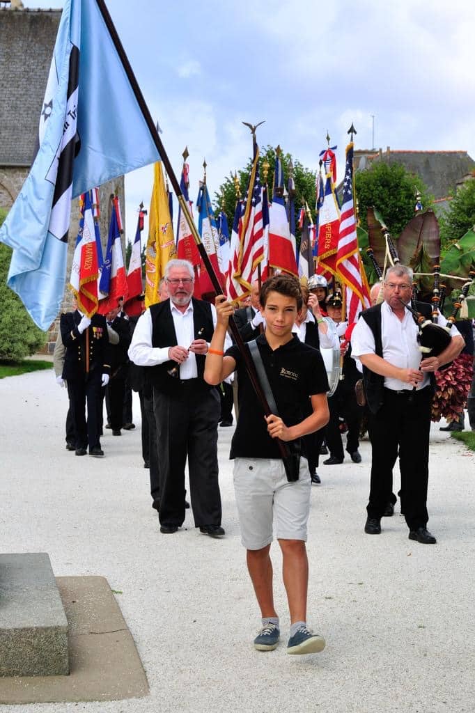 Malo Blondeau enfant, porte-drapeau du groupe de musique traditionelle Les sonneurs du Trieux