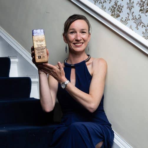 Daragh Kane. Gwenola Perroud, fondatrice de la Cameron Bakery et lauréate du prix de l'entrepreneure confirmée, lors de la cérémonie annuelle organisée en 2025 par Network Ireland, à Cork.