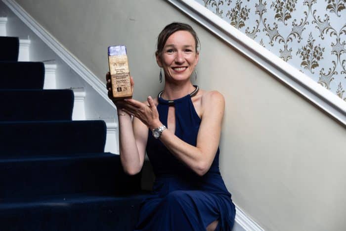 Daragh Kane. Gwenola Perroud, fondatrice de la Cameron Bakery et lauréate du prix de l'entrepreneure confirmée, lors de la cérémonie annuelle organisée en 2025 par Network Ireland, à Cork.