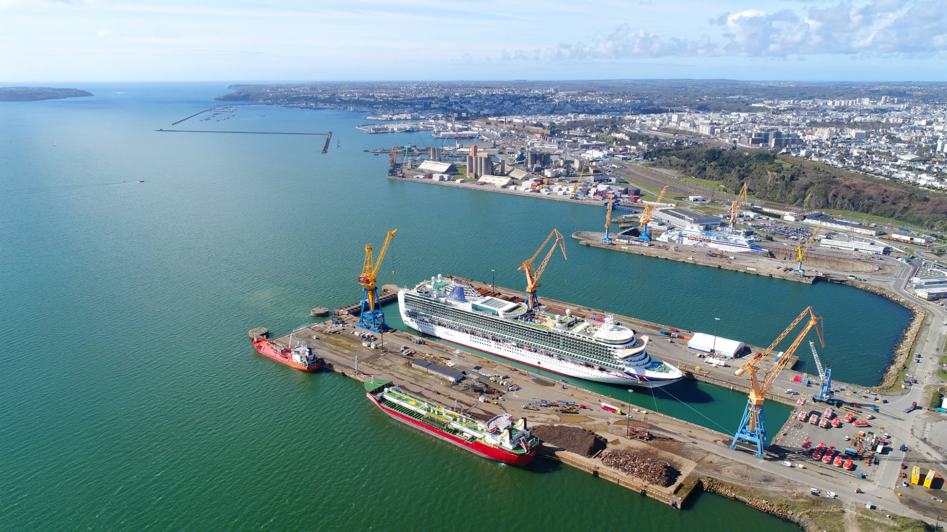 Le port de commerce de Brest évolue · Région Bretagne