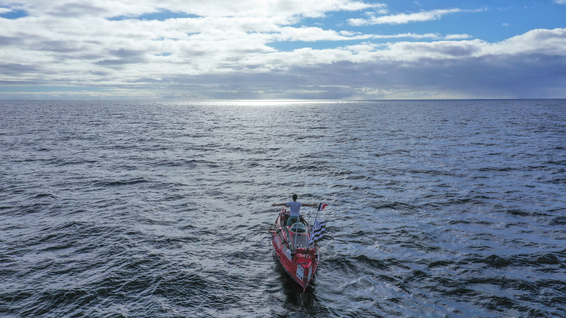 Le navigateur Guirec à bord de son monotype aviron