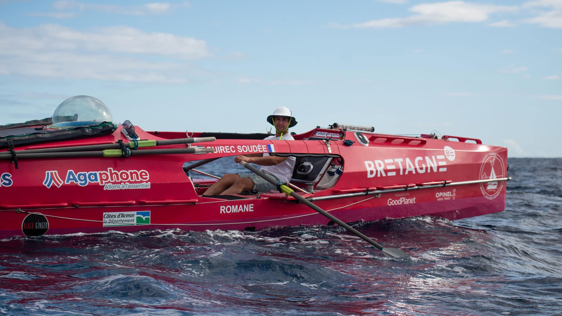 Le navigateur Guirec à bord de son monotype aviron