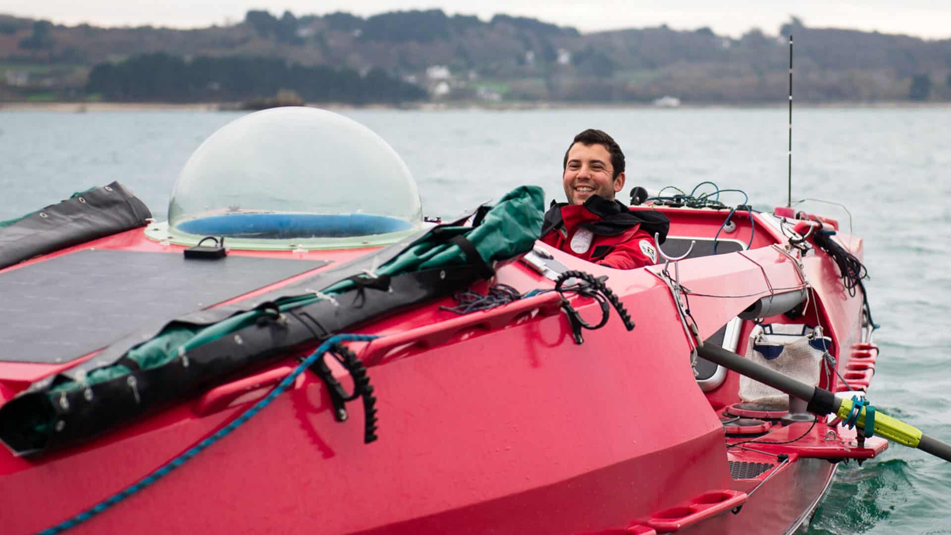 Le navigateur Guirec à bord de son monotype aviron