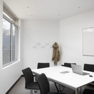 Salle lumineuse pouvant acceuillir 6 personnes