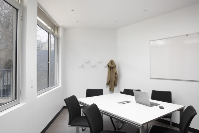Salle lumineuse pouvant acceuillir 6 personnes