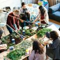 Un groupe de personne au milieu d'una activité de team building
