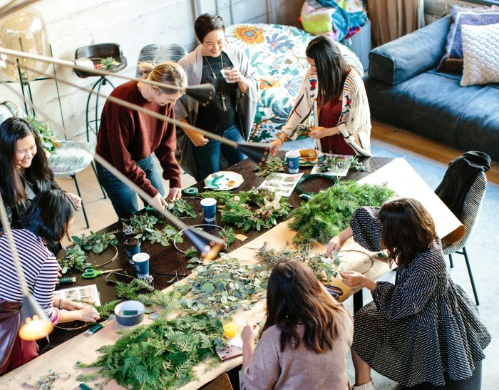 Un groupe de personne au milieu d'una activité de team building