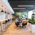 Deux personnes qui travaillent dans un open space
