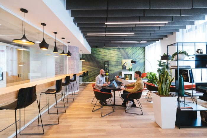 Deux personnes qui travaillent dans un open space