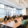 Un groupe de personnes assis autour d'une table en pleine réunion