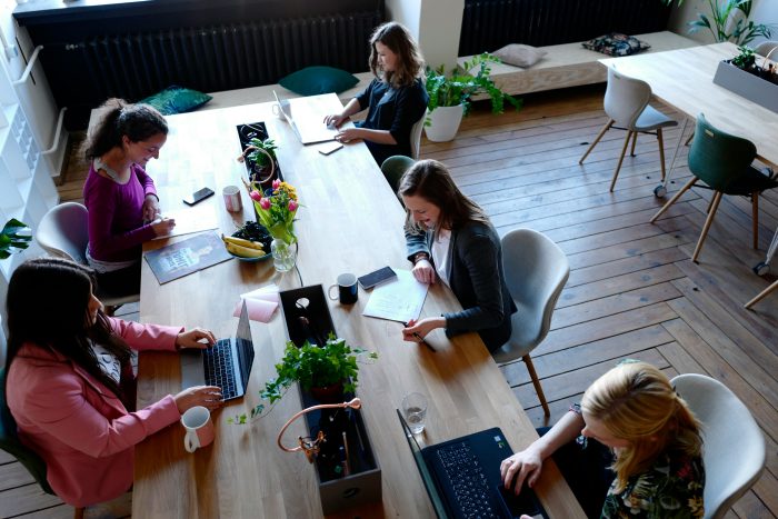 Des personnes assises autour d'une table, dans un espace de coworking