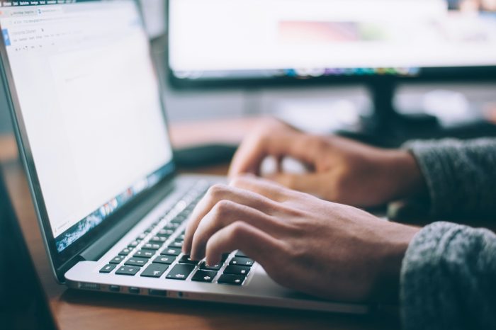 Une personne qui tape sur un clavier d'ordinateur
