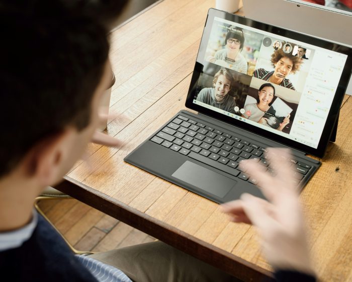 Un manager qui fait une visioconférence avec son équipe de collaborateurs