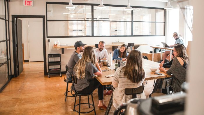 Une équipe de collaborateurs assis autour d'une table de réunion