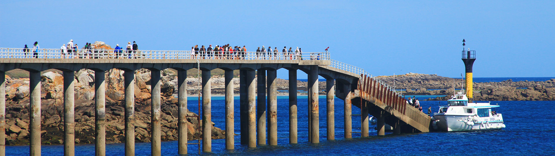 Embarquement de passagers dans le port de Roscoff