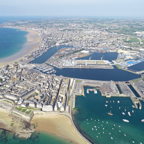 Vue aérienne du port de Saint-Malo et des différents bassins.