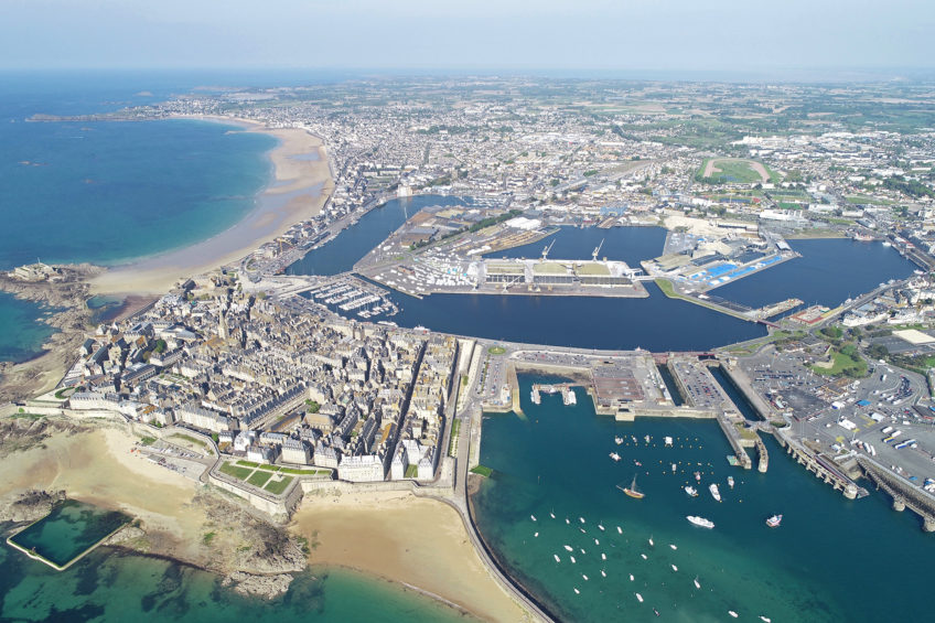 Vue aérienne du port de Saint-Malo et des différents bassins.