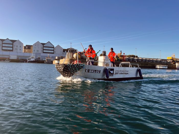 Bateau E-Skluz dans le port de Saint-Malo
