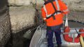 nettoyage du port de Saint-Malo par un agent de la Région Bretagne qui utilise le bateau E-Skluz.