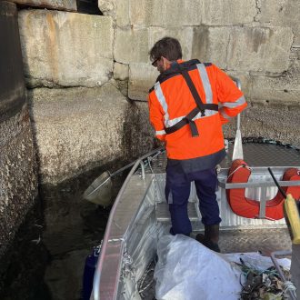 nettoyage du port de Saint-Malo par un agent de la Région Bretagne qui utilise le bateau E-Skluz.