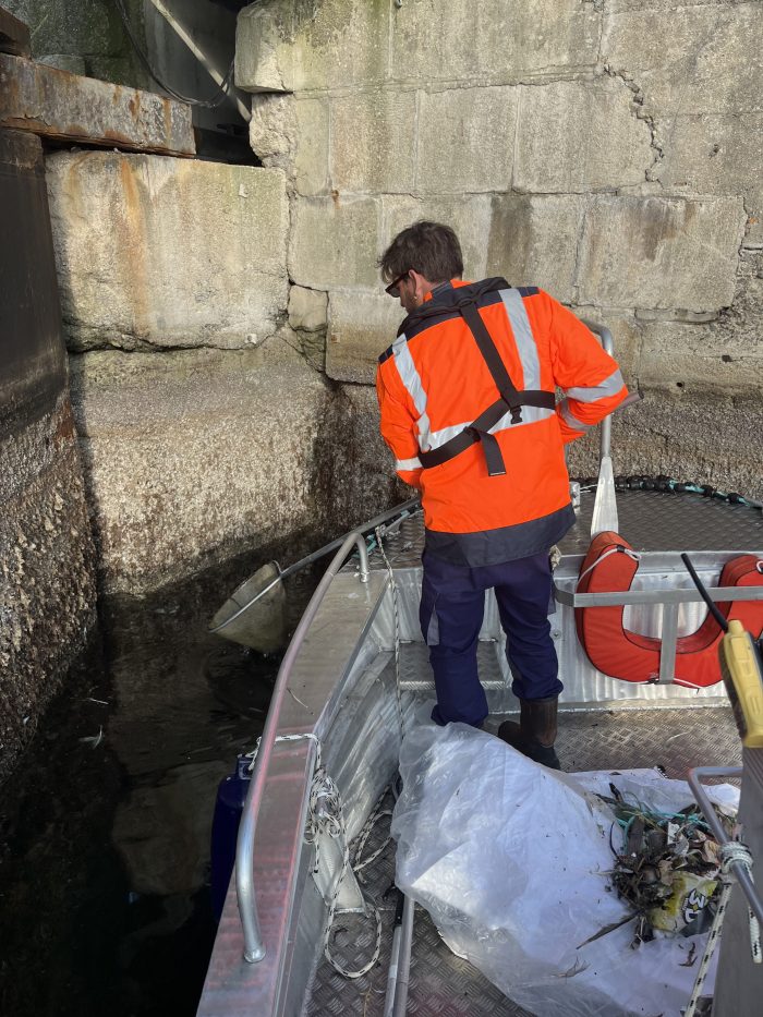 nettoyage du port de Saint-Malo par un agent de la Région Bretagne qui utilise le bateau E-Skluz.