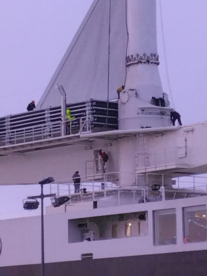 Equipage et techniciens travaillent au démontage de la voile