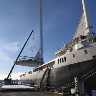 Enlèvement de la voile à l’aide d’une grue mobile