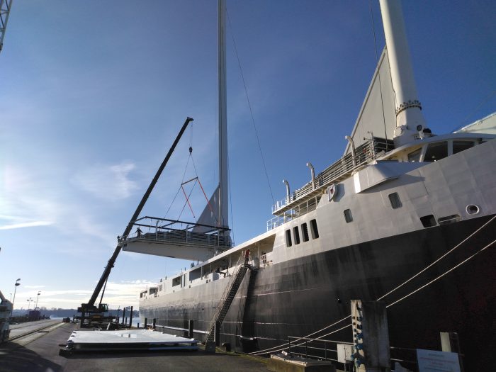 Enlèvement de la voile à l’aide d’une grue mobile